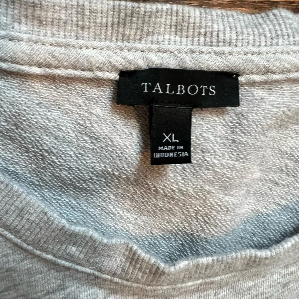 Talbots gray sweatshirt with embroidered green Shamrocks. Size XL - Picture 5 of 10